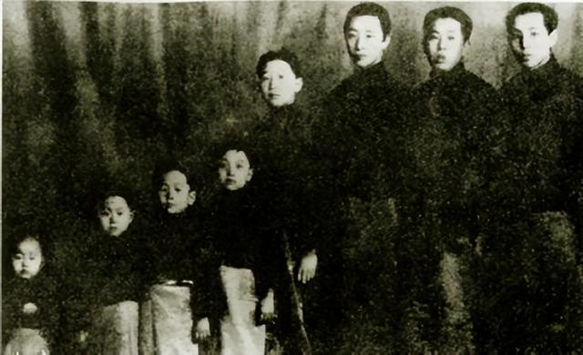 2007年，一台湾商人来到沈阳大帅府，对售票员说：我就不买票了吧