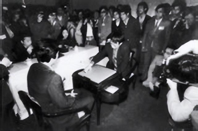 聂卫平告别仪式：大儿子手捧遗像，3个子女都到齐，众人含泪悼念