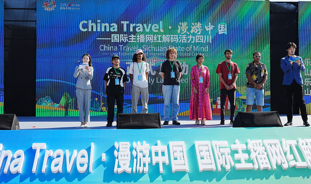 China Travel·漫游中国——国际主播网红解码活力四川活动在乐山大佛景区启动
