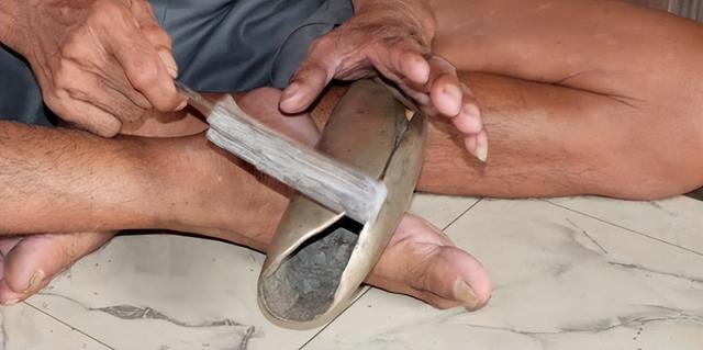 印尼青铜钟濒临失传，老人坚守独门技法，竟与非洲古乐器隔空共鸣