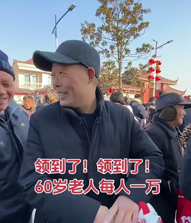 刘强东去看苏超了，喝着啤酒跳着舞，情绪好嗨，市长在旁边吹喇叭