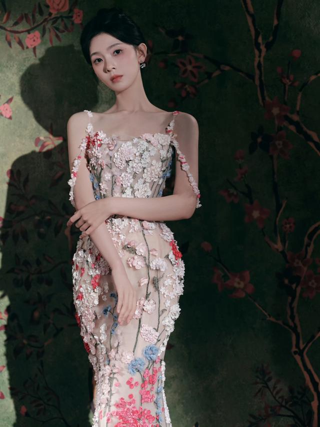 身穿花裙 风情万种的陈瑶