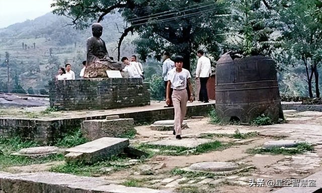 1985年少林寺，已经开始收门票，初显商业气息，美国游客拍下照片