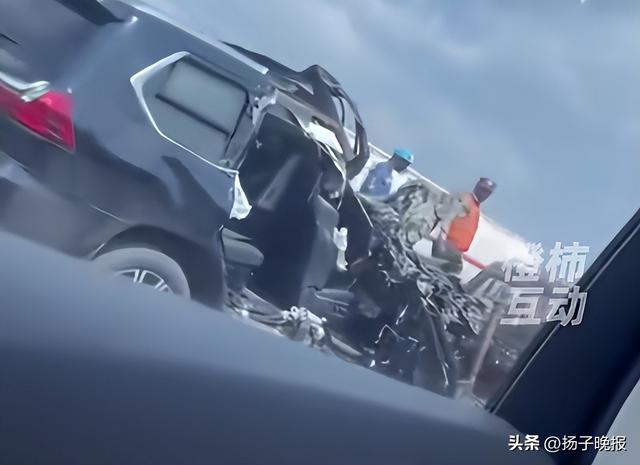拳王约书亚遭遇严重车祸受轻伤，同车两人身亡！所乘车辆涉嫌超速行驶，撞上停路边的卡车