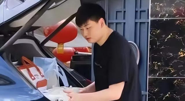 朱小伟也没有想到，离婚四年后，前妻陈亚男还是不愿意放过自己