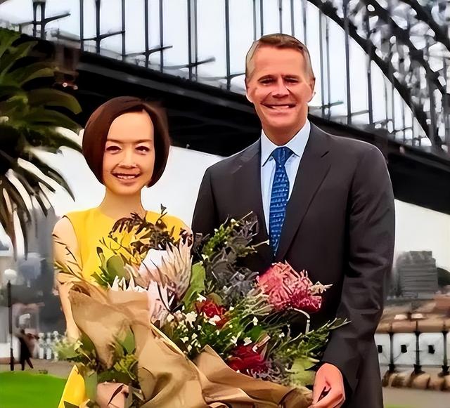 55岁发福后的鲁豫很养眼，如今胖出新宽度，曾经的她真没法看！