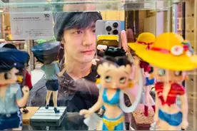 肖战带父母出国旅行，首次晒出全家福，海外路人偶遇直呼大帅哥图片