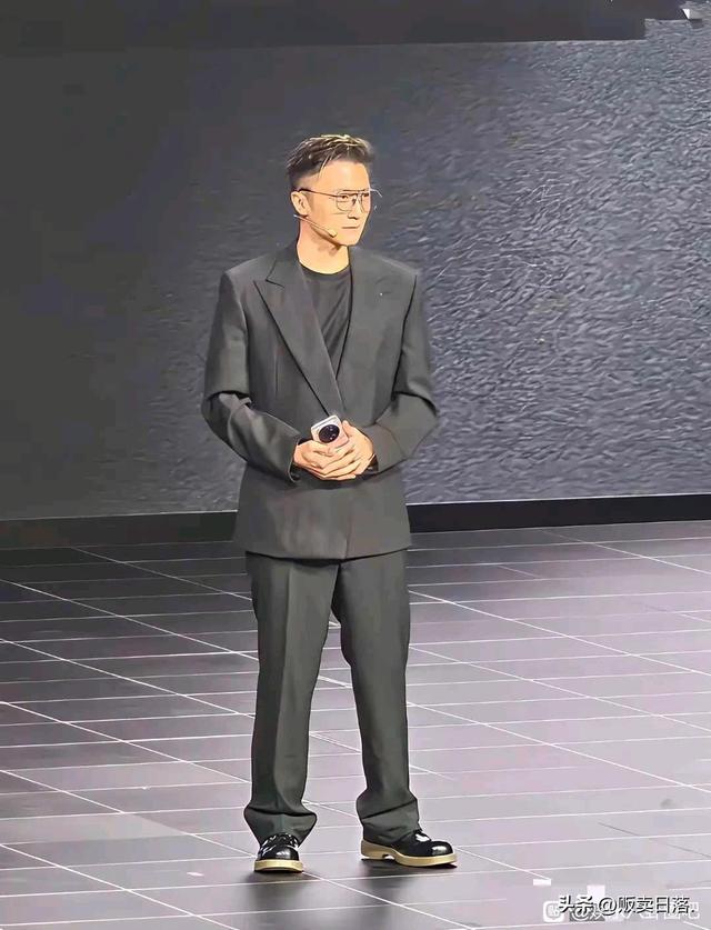 原来也有谢霆锋驾驭不了的衣服，那就是西装！