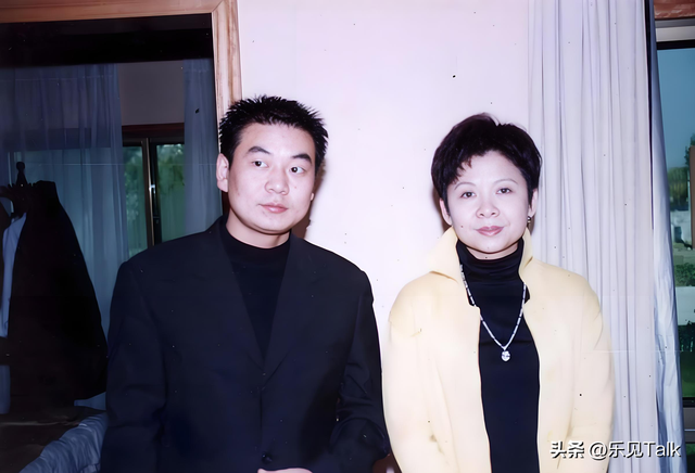 62岁毛阿敏和63岁董文华罕见同框！一个豪门守寡，一个风韵犹存
