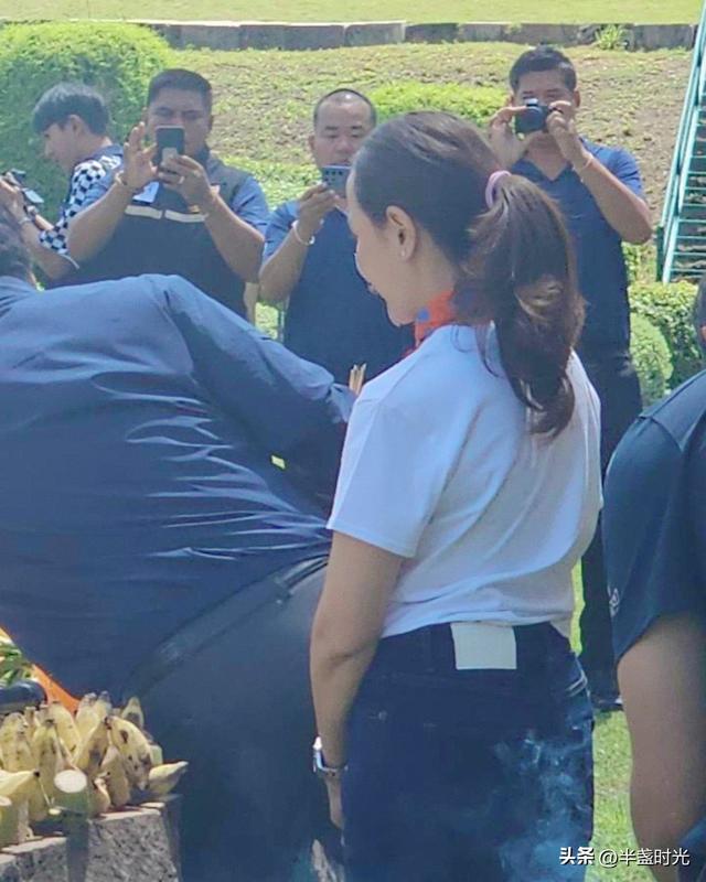 39岁泰国现任第一夫人好漂亮，穿衣打扮像大学生，一点中年感没有