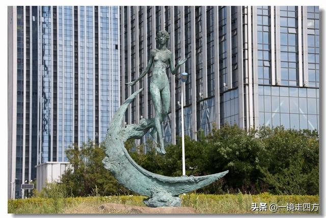 在大连陵水湾打造出的“海纳百川”国际雕塑景观带