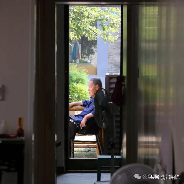 这条河边老街的“慢生活”：他们沿用数十年前的方式，一晃半生