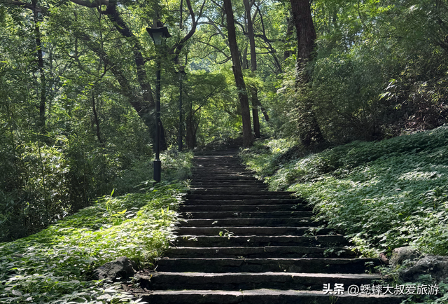 这个杭州名山真有超棒，集合了登山探洞祈福，关键还可以自驾上山
