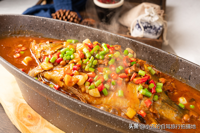 2025塔川红叶季指南：从臭鳜鱼到脱口秀，古村里的N种打开方式