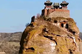 一座隐藏在黄土高坡上的石头古寨图片