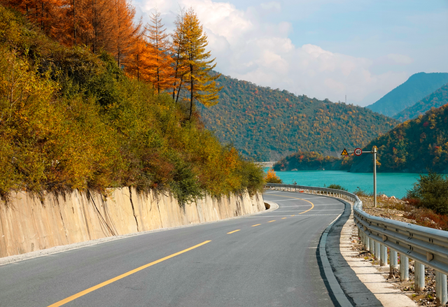 走不出这画了，我已被平武的彩林迷倒！