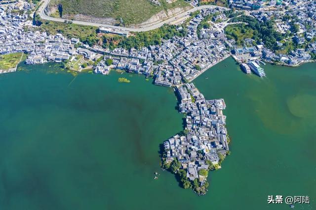 玉几岛是洱海必打卡景点之一，远可眺苍山十九峰，近能观洱海碧波