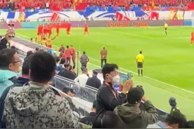 一场短暂的狂欢：国足世预赛场外的球迷、围观者和流量争夺战图片