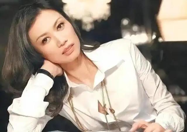 邓文迪当年死皮赖脸生下两个女儿，如今成了94岁默多克遗产受益人