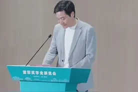 雷军回母校颁奖！他说年轻人最重要的是图片