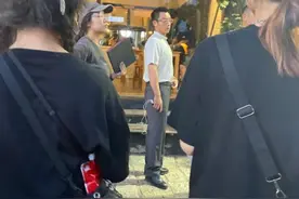 郑恺厦门拍戏被偶遇，鞋子疑垫内增高，被质疑没有1米7图片