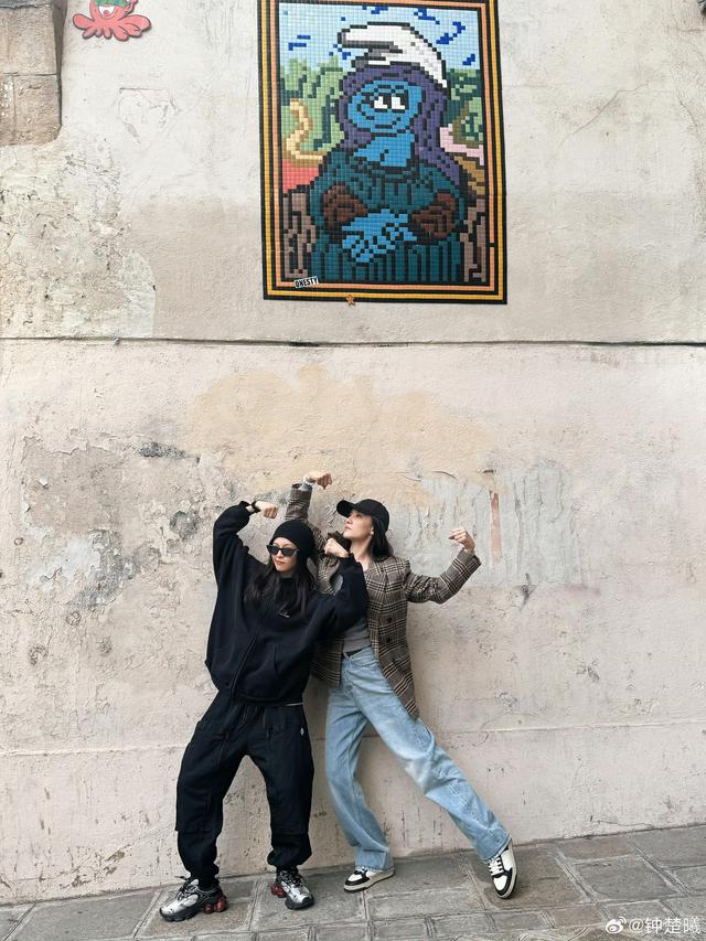 钟楚曦晒巴黎逛街照片，与宋佳同行，搞怪又可爱，友谊令人羡慕