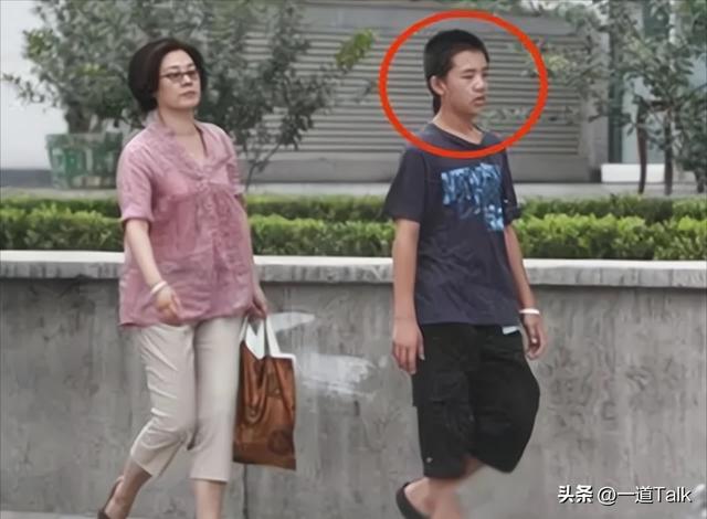 闫学晶彻底栽了，最惨的不是她	，也不是她儿子，是一个没关联的人