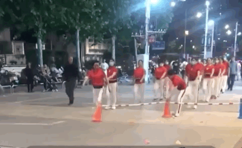 辽宁暴走团阻碍3辆救援车通行，警方回应，央媒：这不是素质问题