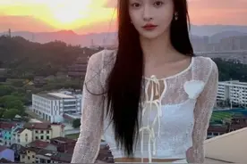 “显眼包”范丞丞也谈恋爱了？女友好漂亮！图片