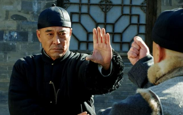 晚清大内高手给许世友表演武功，全场大惊，许世友大喊：看我的！