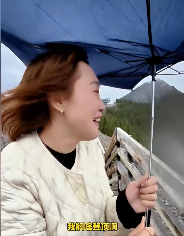 央视主持人“翻车了”！带妻女国外旅游高调炫耀生活，被网友骂惨