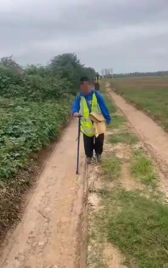 湖北一男子辞掉月薪2万元工作，带9岁儿子徒步千里，原因让人泪目