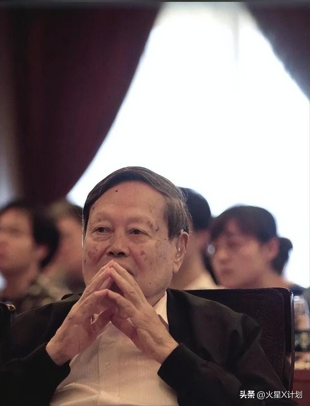 王宫保透露：杨振宁告别式时间确定，地点在八宝山，和邓稼先一样