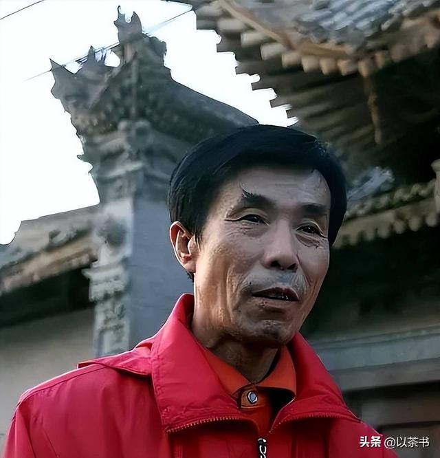 77岁何庆魁自爆已再婚：去年领证妻子比他年轻，直言需要被照顾