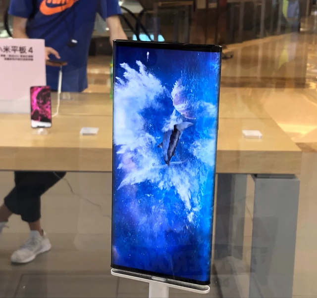 苹果曲面屏要来了，iPhone环绕屏、折叠屏曝光，华为迎来挑战