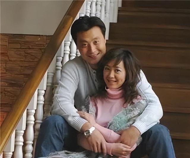 她陪他住7年地下室，他红后说：房子能换，老婆这辈子不换！