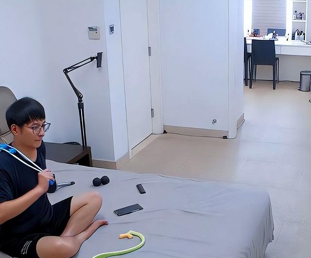 钱再多有什么用？从主持人到“精神病”，48岁李维嘉现状令人唏嘘