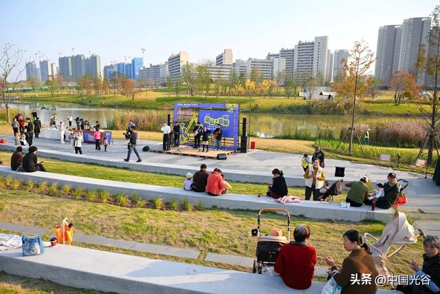 花山河上岸公园一期开街