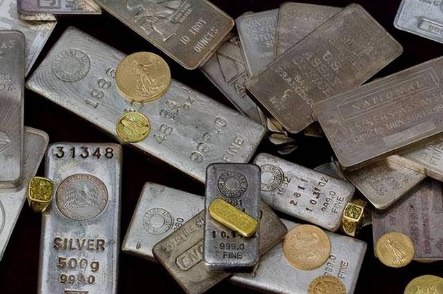 黄金还没动，白银先上天？银价疯涨破纪录，"迁徙潮"让市场扛不住