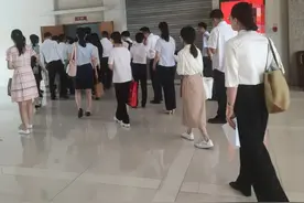 一税务局岗位限天坑专业，疑为萝卜岗，评论区的“萝卜”才有意思图片