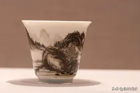 男子捡漏白釉瓷杯卖了七十万，五年后，他发现岳父还有三个图片