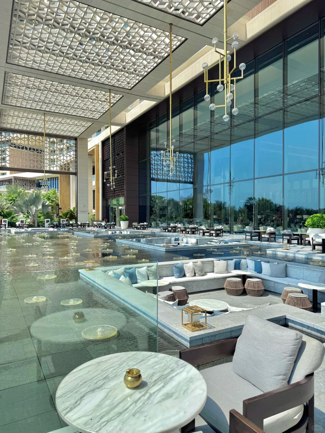 31岁章泽天现身迪拜，2万块穿搭被嘲“奶奶装	”，住5位数一晚酒店