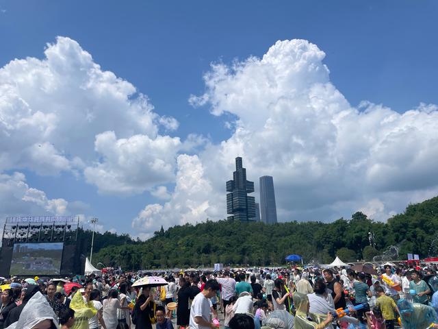 贵阳观山湖上演盛夏民族狂欢 水舞交融点燃夏日激情