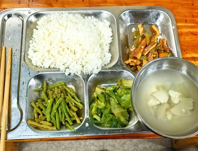 九华山是佛教名山地藏菩萨道场，景区很大，有自然景观与众多佛殿