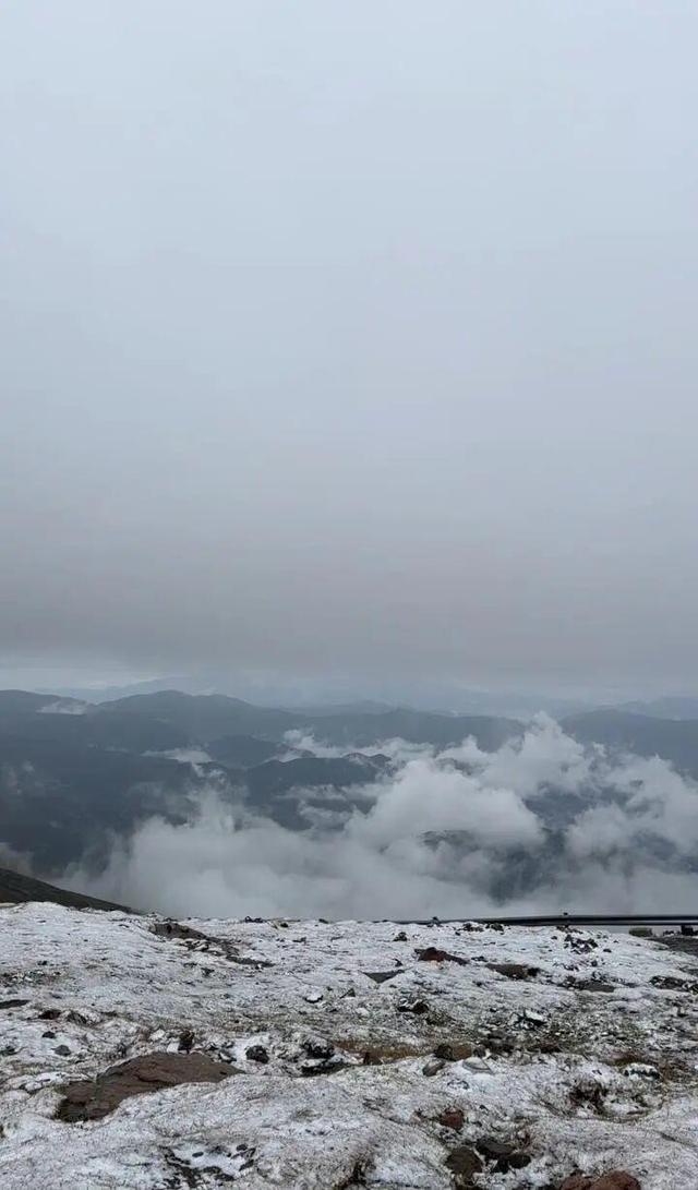 山西五台山下雪了，地面已被白雪覆盖！降雪持续一个半小时，山顶现“云海雪原”奇景