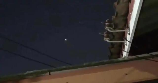 飞机遭遇银色不明飞行物，悬在半空中，离机翼很近