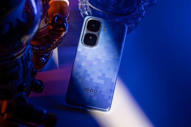 棱镜像素赛博蓝冰 iQOO Neo10 Pro+超级像素图赏
