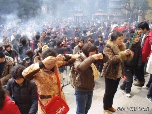 灵隐寺被骂上热搜，知情人爆料：一群和尚围着长条桌，上面堆满钱
