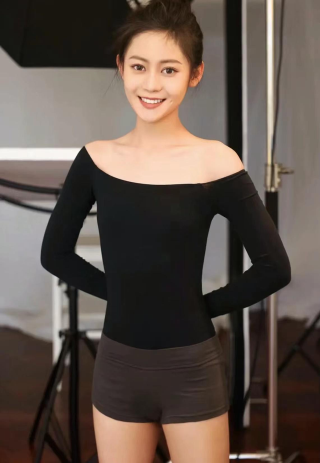 宋晓峰女儿被曝在三亚点男模！吃干抹净不付钱，老父亲的脸丢尽了