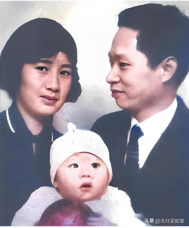 李鹏总理儿媳罕见留影，五官端正长相大气，爷爷功勋卓著比肩元帅